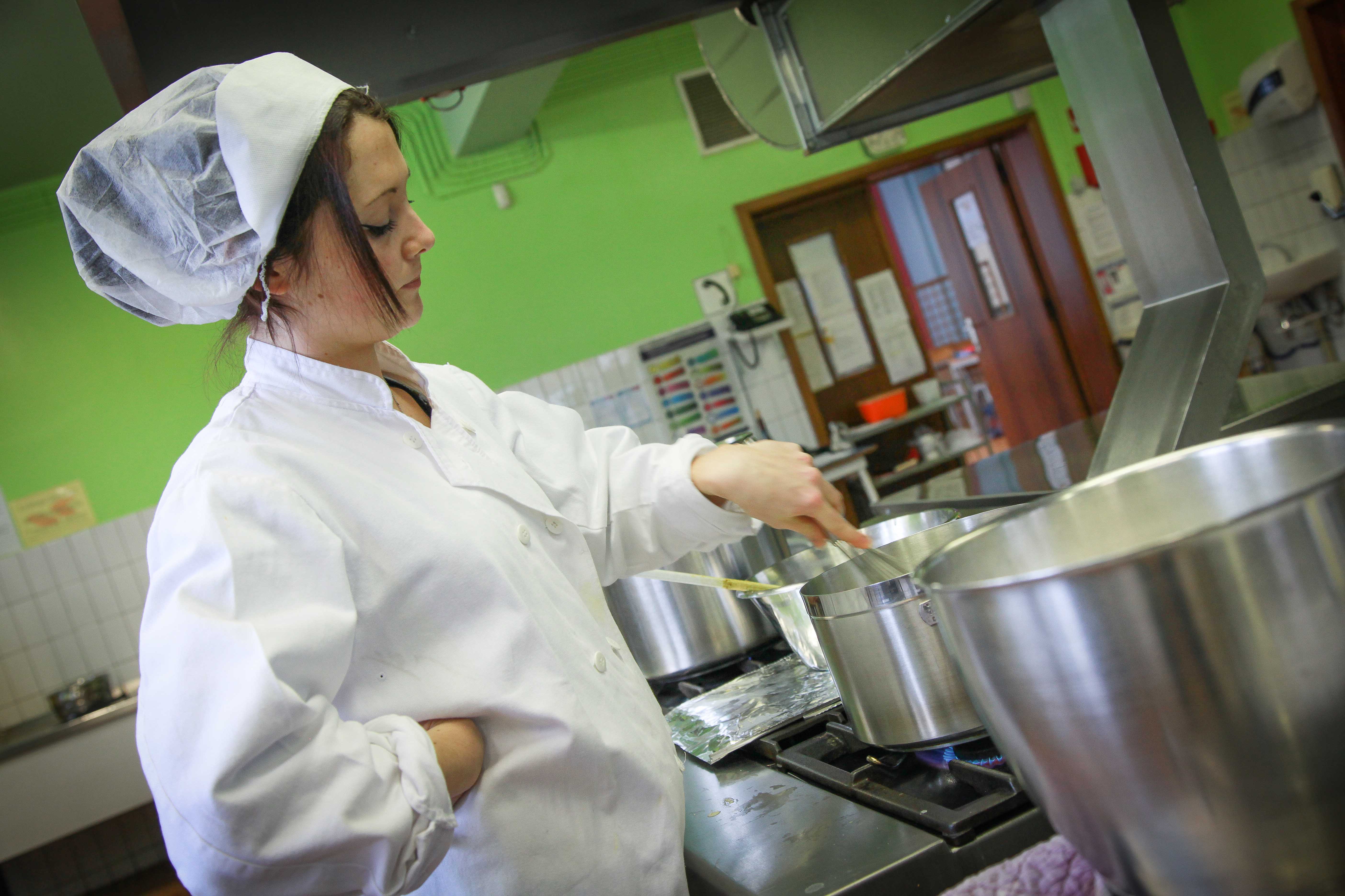 élève préparant une sauce